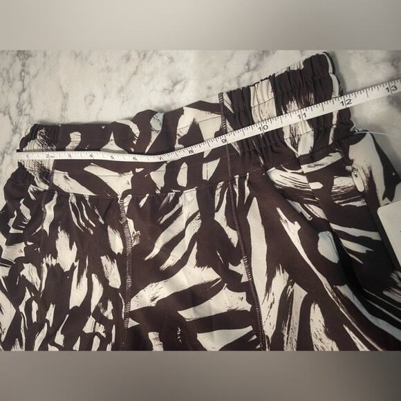 Lululemon Hottie Hot High Rise Lined Short 4" Size 4- Espresso/Bone Color NWT - Picture 10 of 11